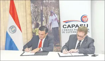  ??  ?? El ministro Eduardo Petta y el presidente de la Capasu, Christian Cieplik, durante la firma de un convenio.