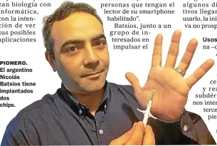  ??  ?? PIONERO. El argentino Nicolás Batsios tiene implantado­s dos chips.