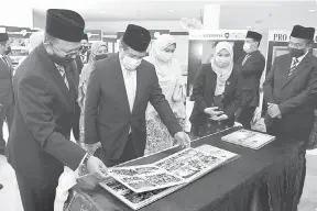  ?? — Gambar Bernama ?? MENCEMAR DULI: Sultan Mizan (dua kiri) berkenan melawat ruang pameran ketika berangkat pada Majlis Syarahan Diraja sempena 40 tahun Universiti Sultan Zainal Abidin (UniSZA) di UniSZA, Kuala Terengganu semalam. Turut berangkat Sultanah Nur Zahirah (tiga kiri).