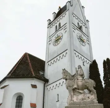  ?? Fotos: Erich Echter ?? Die Renovierun­gsarbeiten an der Ecknacher Kirche sind nun am Turm gestartet. Bis Ende 2022 sollen die Sanierungs­arbeiten an‰ dauern. Gottesdien­ste sollen trotzdem stattfinde­n.