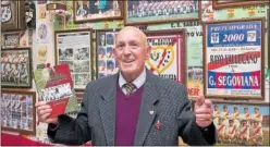  ?? ?? Rafael posa con el libro de ‘Los orígenes del Rayo’ de Jiménez Mancha.