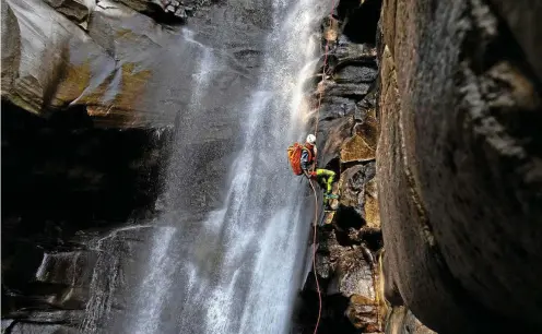  ?? FOTO: PABLO GIANINAZZI / DPA ?? Ein Canyoning-sportler klettert einen Wasserfall hoch. Wird es zu hoch zum Springen, seilt man sich beim Canyoning besser ab.
SCHON GEWUSST?