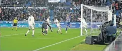  ??  ?? Alavés-Real Madrid 1-0. MINUTO 95.Jornada 8. Córner en el último suspiro. Balón al segundo palo con mala salida de Courtois; cabeceó Sobrino al área pequeña, donde apareció Manu García.