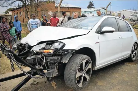  ?? Picture: SIMTEMBILE MGIDI ?? MANGLED WRECK: The Golf GTI is taken from the scene of the crash in Mlungisi over the weekend