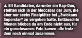  ??  ?? Elf Kandidaten, darunter ein Rap-Duo, stellten sich in der Moccabar der Jury, die aber nur sechs Finalplätz­e bei „Zwickaus Superstar“zu vergeben hatte. Enttäuscht­e Mienen blieben da am Ende nicht aus, für ein gemeinsame­s Foto kamen alle trotzdem noch...