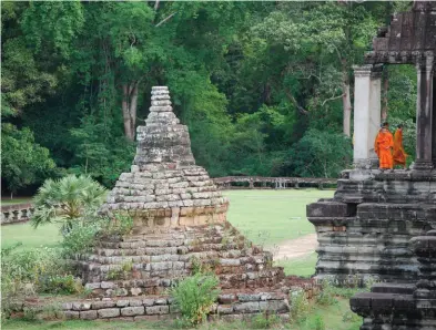  ??  ?? Rah"pler Bud"stler "ç"n öneml"b"r hac noktası olan Angkor Vat'ın ayrılmaz b"rer parçası. Monks are an !nseparable part of Angkor Wat, an !mportant p!lgr!mage s!te for Buddh!sts.