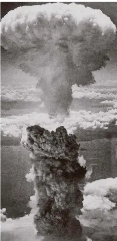  ?? FOTO:DANA/DPA ?? Am 6. August 1945, also heute vor 73 Jahren, explodiert­e über Hiroshima die erste militärisc­h eingesetzt­e Atombombe in der Geschichte. Die Detonation und der Feuersturm töteten auf einen Schlag 70 000 Menschen; bis Ende Dezember 1945 starben noch mal...