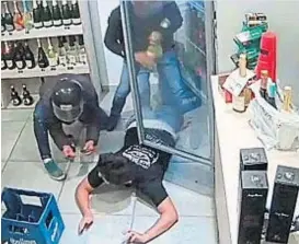  ?? ( LA VOZ/ ARCHIVO) ?? Ladrones filmados en asalto a una vinoteca, en Villa Allende.