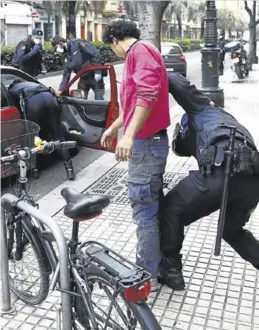  ?? JAIME GALINDO ?? Agentes de la Policía Nacional en una de las vigilancia­s.