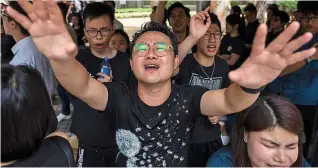  ??  ?? Singing for solidarity: Protesters in Hong Kong united in song