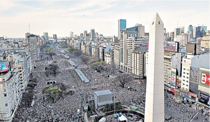  ?? Ricardo Pristupluk ?? La 9 de Julio estaba cubierta de gente a lo largo de varias cuadras 20 minutos antes de que hablara el Presidente