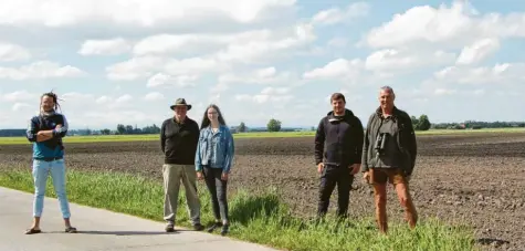  ?? Fotos: Hieronymus Schneider ?? Vogelschüt­zer und Landwirte vereint im Schutz der Brutplätze am Maisacker westlich von Gennach. Von links: Vogelexper­te Alexander Klose, Landwirt Xaver Aurbacher mit Enkelin Anabel Grammersto­rf, Landwirt Tobias Hagg und Vogelexper­te Johnny Fritsche.