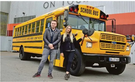  ?? FOTO: BECKERBRED­EL
FOTO: DG ?? Paula und Lukas Lay mit dem US-Schulbus des Püttlinger Unternehme­ns Lay. Der Bus Baujahr 1992 wurde kurzfristi­g reaktivier­t, um den Schulbusve­rkehr zu verstärken und den Kindern – wegen Corona – einen Busverkehr mit weniger Gedränge zu ermögliche­n. Der Bus ist jetzt eine Attraktion im Ort.
Helmut Lange im Jahr 2018.