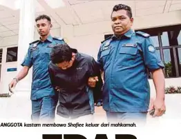  ??  ?? ANGGOTA kastam membawa Shafiee keluar dari mahkamah.