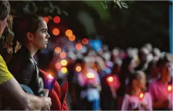  ??  ?? Das Gefühl einer starken Gemeinscha­ft in einer besonderen Atmosphäre des Lichts: Tausende von Gläubigen kamen am Himmel fahrtstag wieder nach Maria Vesperbild.