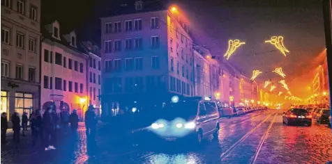 ?? Foto: Bernd Hohlen ?? In der Silvestern­acht gab es für Polizei und Rettungsdi­enste einiges zu tun. Das Bild zeigt die Situation in der Maximilian­straße.