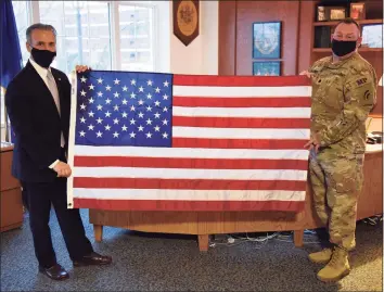  ?? Tyler Sizemore / Hearst Connecticu­t Media ?? First Selectman Fred Camillo, left, and U.S. Army National Guard Lt. Col. Sean O’Donnell hold a American flag from Kuwait.