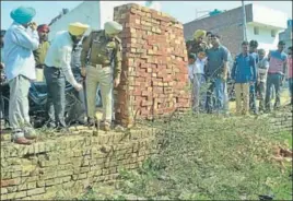  ??  ?? Police inspecting the spot where the victim’s body was found in the Basti Jodhewal area of Ludhiana on ■
Wednesday. GURMINDER SINGH/HT