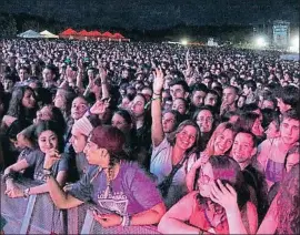  ?? JORDI PUJOLAR / ACN ?? El públic del Canet Rock la nit de dissabte a diumenge