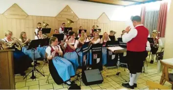  ?? Foto: Musikverei­n Oberrohr ?? Die Musikverei­nigung Oberrohr bot bei der kurzweilig­en und unterhalts­amen „Hitparade der Blasmusik“in der Traube in Oberrohr viel fürs Publikum.