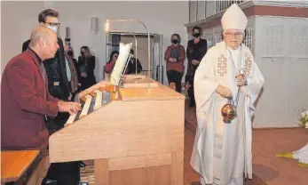 ??  ?? Weihbischo­f Johannes Kreidler weiht die Orgel und beräuchert sie nach einem altem Rhythmus mit Weihrauch.
