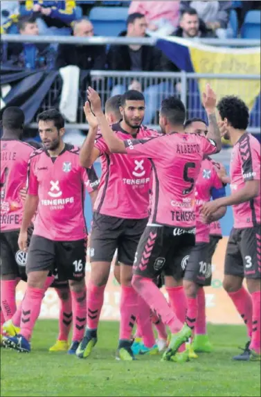  ??  ?? ALEGRÍA. Los jugadores del Tenerife celebran la importante victoria conseguida ante el Cádiz.