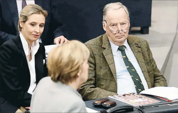  ?? ODD ANDERSEN / AFP ?? Angela Merkel pasa delante de los dos cabezas visibles del grupo parlamenta­rio de la AfD, Alice Weidel y Alexander Gauland