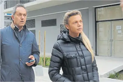  ??  ?? Ex pareja. Scioli y Berger protagoniz­aron varios desencuent­ros. Ahora ella deberá formalizar sus denuncias.