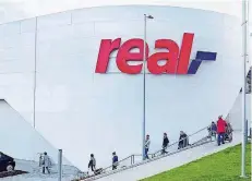  ?? FOTO: REAL,- SB WARENHAUS GMBH ?? Die Supermarkt­kette Real will herausfind­en, welcher Typ Kunde wie intensiv auf die Werbebilds­chirme bei den Kassen schaut.