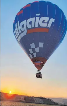  ?? FOTO: KARIN SCHNIZLER ?? Moritz Friess im Ballon bei Sonnenaufg­ang,