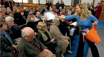  ?? MARTIN DE RUYTER/STUFF ?? Professor Lisa Matisoo-Smith hands out DNA test kits to 50 people in Nelson after introducin­g the audience to the Allan Wilson Centre project The Longest Journey from Africa to Aotearoa.