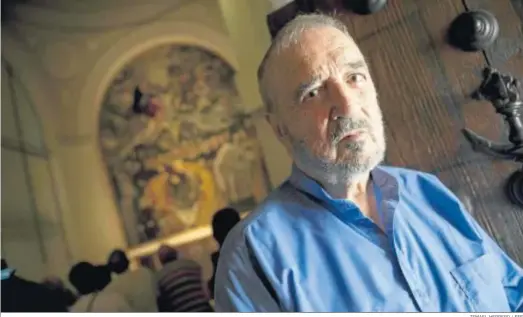  ?? ISMAEL HERRERO / EFE ?? El guionista y actor francés Jean-Claude Carrière ante ‘El entierro del conde de Orgaz’ de El Greco en una visita a Toledo en 2011.