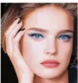  ?? FOTO: CHANEL/DPA ?? Blauer Lidschatte­n und hellroter Lippenstif­t liegen in diesem Herbst und Winter im Trend.