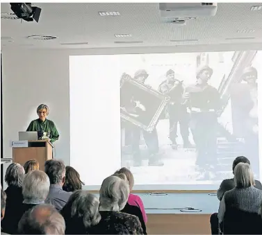  ?? FOTO: MARIO WINKLER ?? Mit Dias, die den Kunstraubz­ug der Nazis belegen, gab Ulrike Engelke ihren Vortrag.