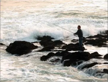  ??  ?? Les déferlante­s charrient des tonnes d’eau, et pourtant les chasseurs sont bel et bien présents et à l’aise.