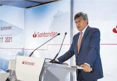  ?? EL PERIÓDICO ?? El consejero delegado del Santander, José Antonio Álvarez, presentand­o los resultados del primer trimestre.