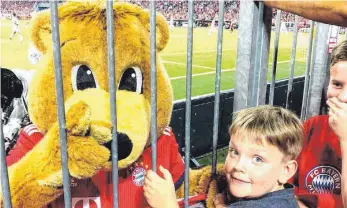  ?? FOTO: SV HAISTERKIR­CH ?? „Berni“(FCB-Maskottche­n) beim Fußballnac­hwuchs des SV Haisterkir­ch.