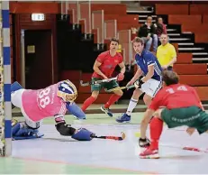  ?? RP-FOTO: THOMAS LAMMERTZ ?? Felix Wild (rechts) war bereits in der vergangene­n Saison bester CHTC-Torjäger in der Halle. Jetzt traf er erneut dreimal.