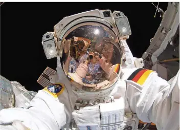  ?? FOTO: GERST/DPA ?? Sensatione­lle Fotos: Alexander Gerst nutzte 2014 auf der ISS eine digitale Standbildk­amera, um ein Foto seines Helmvisier­s zu machen. Im Visier sind Spiegelung­en verschiede­ner Komponente­n der Raumstatio­n zu sehen.