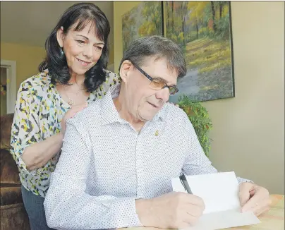  ?? MITCH MACDONALD/THE GUARDIAN ?? B.C. resident Gary Robitaille and his sister, Debbie Rothenburg­er, write up a thank-you card for one of the hospital staffers who helped Robitaille after he went into cardiac arrest in P.E.I. this past winter. Robitaille said he wanted to share his...