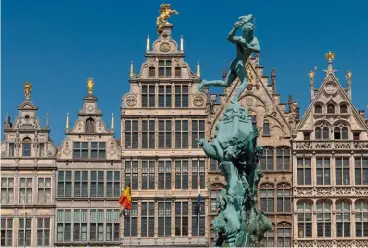  ?? ?? LA VIEILLE VILLE Avec ses façades d’architectu­re flamande, la “Grand-Place” est le centre de la ville historique d’Anvers, un quartier touristiqu­e et ultra-vivant. “Il y a tout dans ce quartier, résume Veerle Wenes. De beaux magasins,
des musées, des curiosités.”