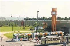  ??  ?? Bei der 100-Jahr-Feier 1996 im damals neuen Betriebsho­f Lieferenfe­ld wird ein buntes Exemplar der neuen Niederflur­bahnen präsentier­t.