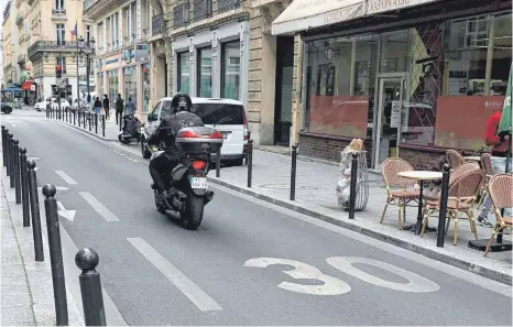  ?? FOTO: MICHAEL EVERS ?? Auf einer Straße im Zentrum von Paris gilt Tempo 30. Ab dem 30. August wird diese Geschwindi­gkeitsbegr­enzung in der französisc­hen Hauptstadt großflächi­g eingeführt.