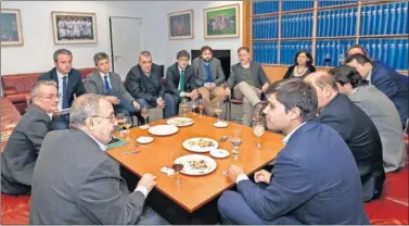  ??  ?? Aganzo observa una camiseta con la que España ganó la Eurocopa de 1964. CERCANO. Nieto, Matilla y Aganzo.. BIEN RODEADO. Aganzo charla con Relaño ante la mirada del resto en la sala noble de visitas de As .