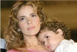  ??  ?? Gloria Trevi con su hijo tras ser absuelta por los delitos de corrupción a menores y rapto. EFE