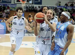  ?? (Caranti) ?? Scatenati Davide Pascolo e Peppe Poeta in campo: ieri non hanno concesso tregua