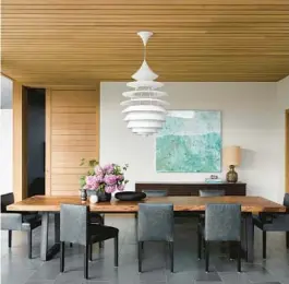  ?? RICHARD POWERS ?? Cedar wood paneling covers this ceiling in a design by Douglas C. Wright, an architect in New York.