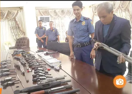  ?? /GIRLIE VELOSO ?? ■ MGA ARMAS GITAHAN. Si Carcar City Mayor Nice Apura (tuo) misusi sa usa sa 33 ka mga mga armas nga gitahan ngadto sa kapulisan sa ilegal nga mga nanag-iya ug kadtong naghikay pa sa ilang mga lisensya. Ang 23 niini ilegal nga mga armas samtang ang 10...