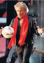  ??  ?? SOME GUYS HAVE ALL THE TRICKS Rod Stewart shows off football skills to adoring fans