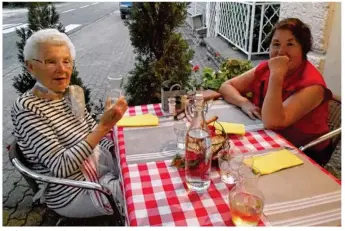  ??  ?? Emilienne, à gauche, adore les sorties au restaurant avec ses amies